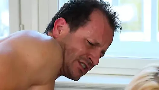 Bir busty Alman milf ile sarı saçlı gets tahrip tarafından iki dudes