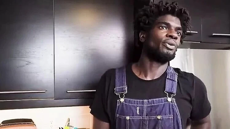 पत्नी द्वारा पकड़ा गया