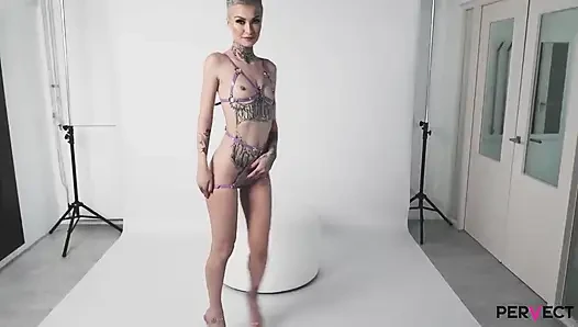 Tabitha poison büyük şeffaf bir dildoyla tüm deliklerini sikiyor!
