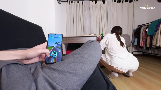 Hizmetçimin büyük götüne o kadar uzun süre baktım ki ereksiyonumu gizleyemedim