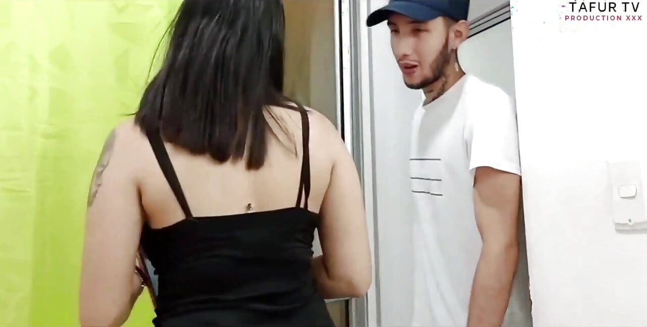 Komşum amını sikmek için beni evine davet ediyor ve yarağımla damlıyor
