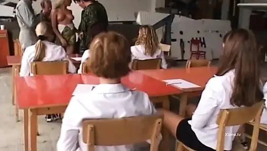 Yeni ateşli öğrenciler sikiliyor ve sert bir seks dersine tabi