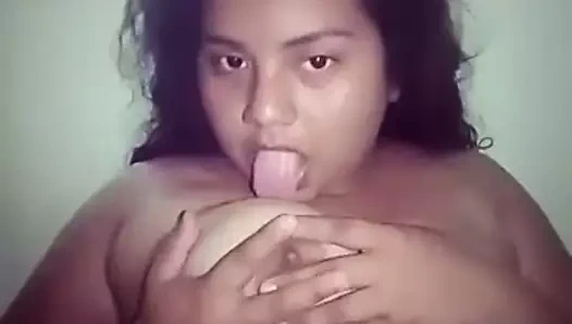 Chava de 18 ense?a sus tetas