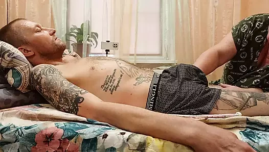 Üvey anne sakso çektikten sonra üvey oğlunun boşalmalarını izliyor