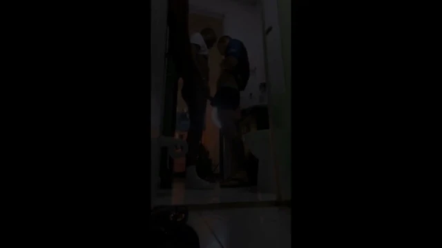 Futbol maçından sonra iki aktif arkadaş ve birbirlerinin büyük penislerine dokundukları