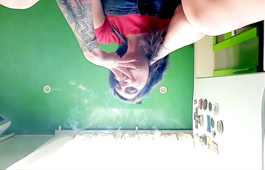 Dominatrix Nika'dan sigara fetişi.