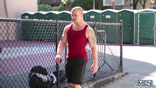 Twink pop - brendan phillips dövmeli sporcu Adam'ı eve kadar takip ediyor ve hızlı bir elle muameleden sonra yutuyor