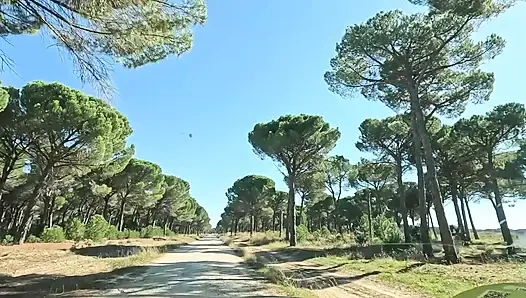 Ormanda bir kadınla tanıştım ve ağzına boşalana kadar onu siktim