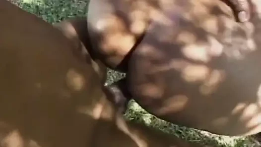 Sıcak abanoz sürtük gets becerdin ve iğne yapmak üzerinde açık havada