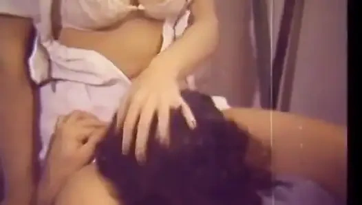 Seksi büyük memeli sarışın adam ile batrhoomda sikişiyor