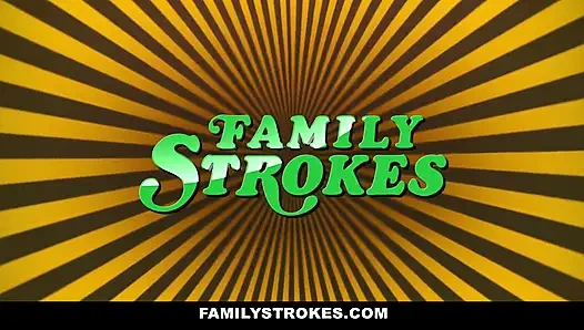 Süper kahraman üvey kız kardeş sikişiyor