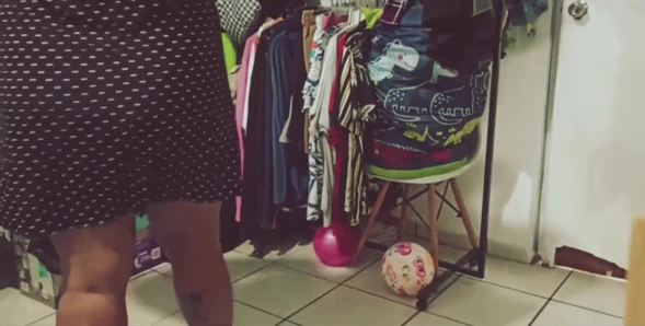 Meksikalı tombul iri güzel kadın odayı temizliyor