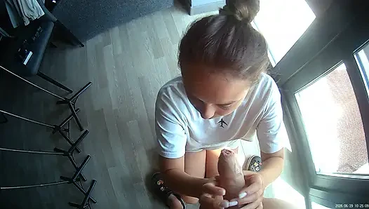 Küçük bir yalama tüm yarak rutinini başlatiyor