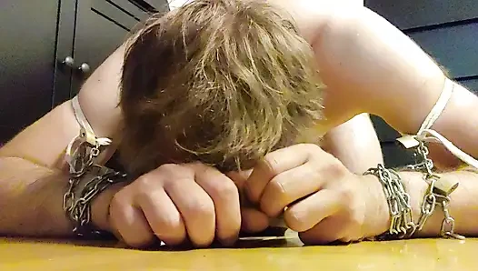 İri göğüslü köle esaretinin anahtarını almak için döllü dondurma yiyor