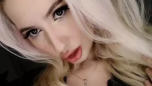Sexy blonde Elza Kom