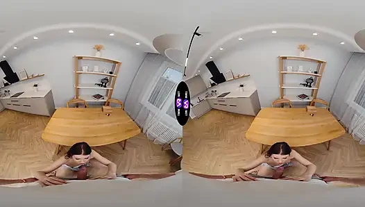 Tatlı kız seks zarlarını kaybediyor ve hepsini bir şampiyon gibi alıyor - teenmegaworld