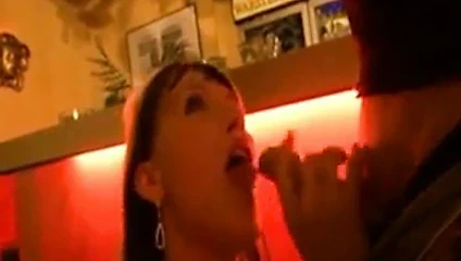 sarışın garson verir onu müşteri bir oral seks