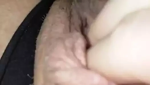 Olgun amımı uzun cinsel dudaklarla okşamayı seviyorum.