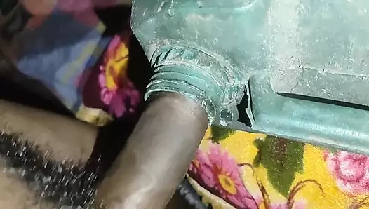 Hintli genç kız arzusunu tatmin edecek başka bir oyuncak buluyor