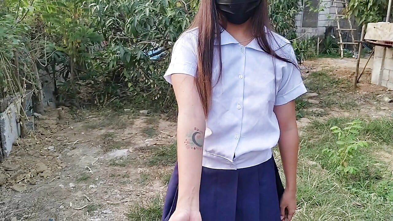MASUM KıZ ÖĞRENCI KENDINI AZGıN HISSETMESI IÇIN ÜVEY BABASıNA YALVARıYOR