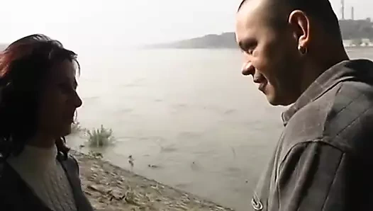 Ev hanımı açık havada harika bir şekilde sakso çekiyor