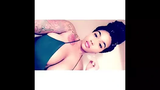 Tombul iri güzel kadın