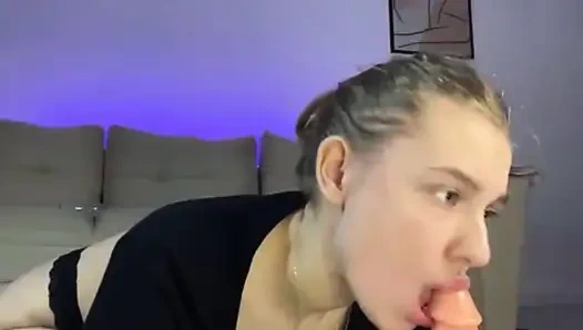 Jucielussie Kama Sutra poz vermeye ve emiyor