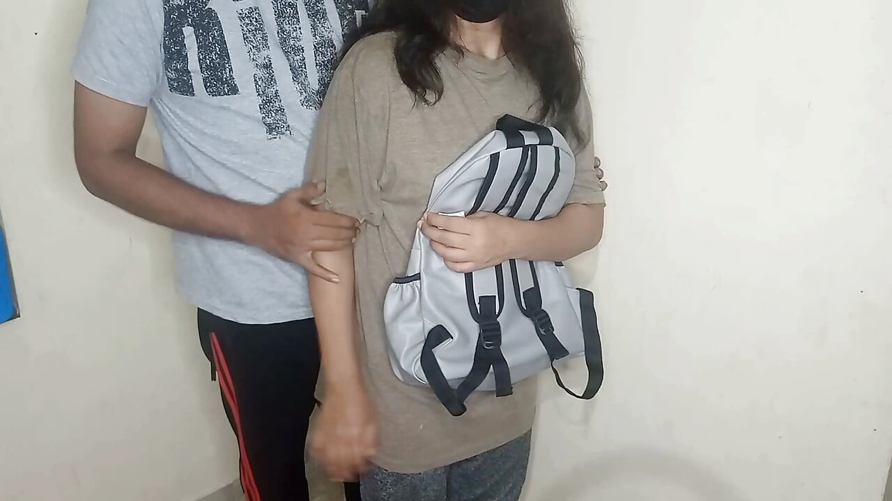 Üniversiteli kız para için ev sahibi tarafından sikiliyor Hintçe edepsizce konuşuyor