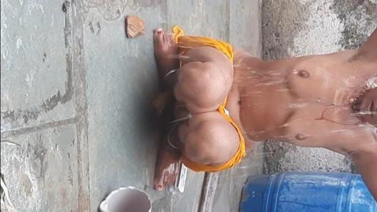 Üvey erkek kardeş ve üvey kız kardeş banyoda kamerada