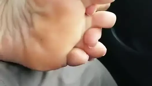 Ayaklarının altında ayaklarını ovuşturarak