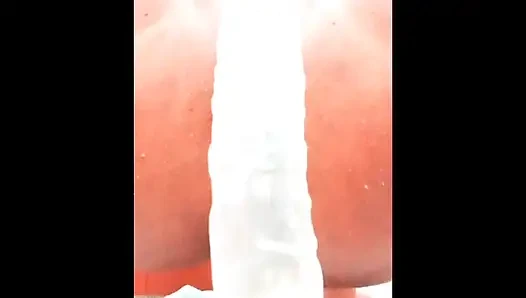 Minyon Asyalı güzellik büyük bir dildoyla kontrolü ele alıyor'