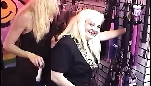 Sarışın orta yaşlı seksi kadın delikten çıkan yarağı emiyor ve damlayan döl götünü gösteriyor