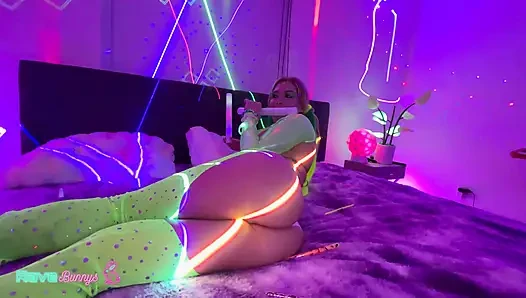 Cristina Savoy vahşi enerji ile bir neon partiden sonra sahibi!