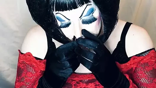 Slutty korkak içinde ağır makyaj memnun adam üzerinde web kamerası