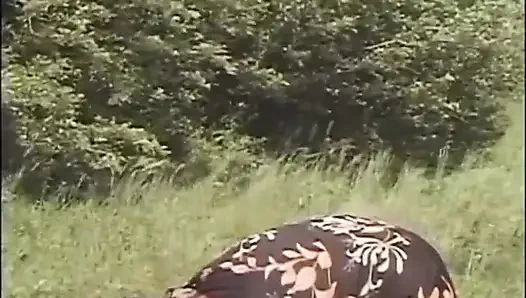 Büyük doğal göğüslü orta yaşlı seksi kadın dışarıda sikişiyor