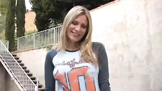 Harika hatun büyük yarağı okşuyor ve yüzüne boşaltıyor