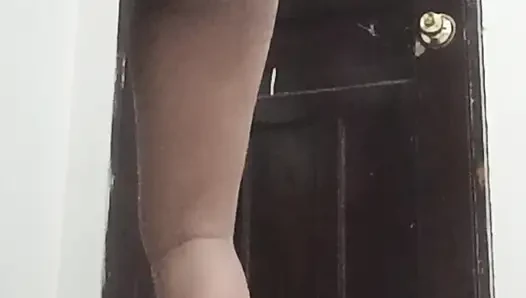 Teyzem çıplak, odasında kıyafetlerini değiştiriyor.