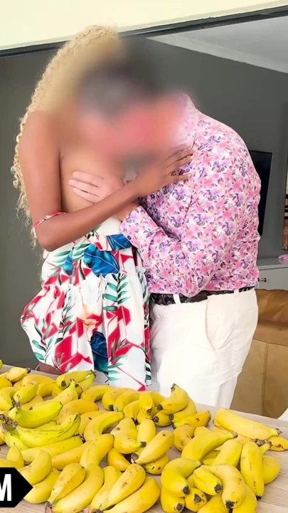 İri göğüslü 18 yaşındaki zenci hatun amatör ırklararası sikişte büyük zenci yarağı tarafından sert sikiliyor | Klip 1