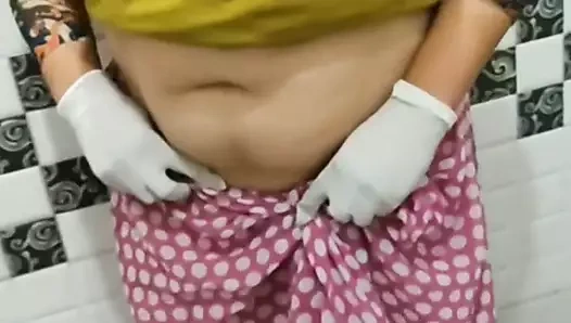 Hintli kadın başka birine yaptırtmak istiyor.