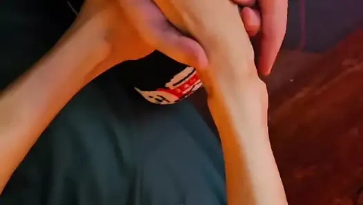 Melove bacaklarına masaj yapıyor