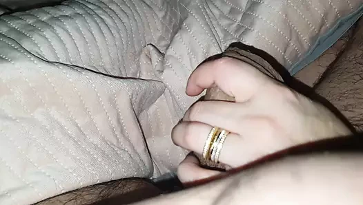 Üvey anne gecenin ortasında üvey oğluna elle muamele çekiyor