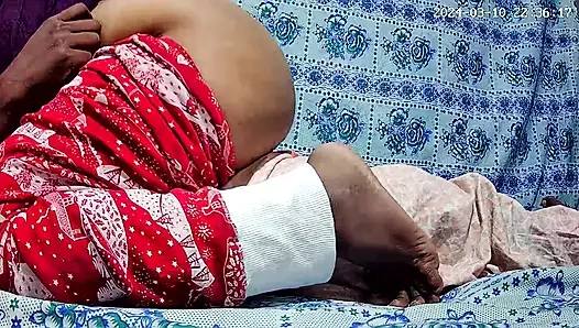 Hintli anne ve baba otel odasında seks yapıyor