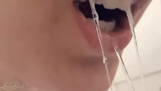 Diş beyazlatma işleminden sonra çok miktarda tükürük tükürmek