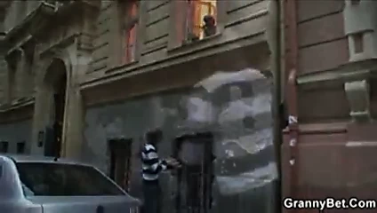 Sarışın anneanne becerdin sert