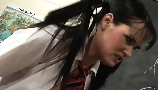 Üniversite üniformalı büyük memeli esmer sınıfta sikişiyor