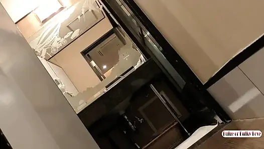 Ani bir mesaj perçinsiz bir buluşmaya yol açıyor, tutku tekrar tutuşmadan önce kanepe ısısı buharlaşıyor