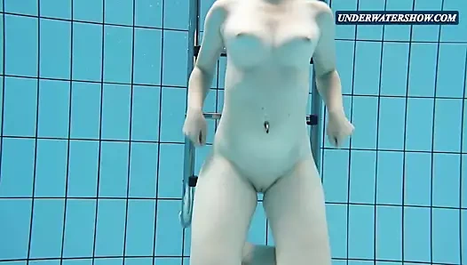 Zıplayan göğüsleri içinde bir mavi elbise