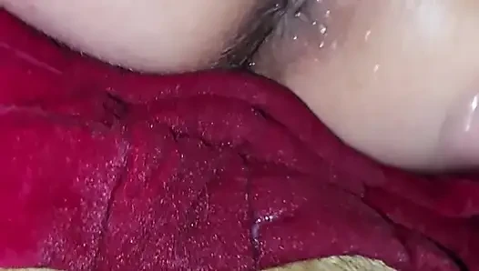 25 yaşındaki orta yaşlı seksi kadın gece geç saatlerde kırmızı gece sakso çekiyor