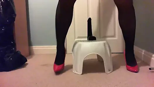 Kadın kılıklı dildoya biniyor