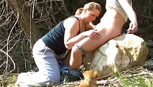 eğlenceli an uyandırmak için nehir kenarında ebj bir oral seks